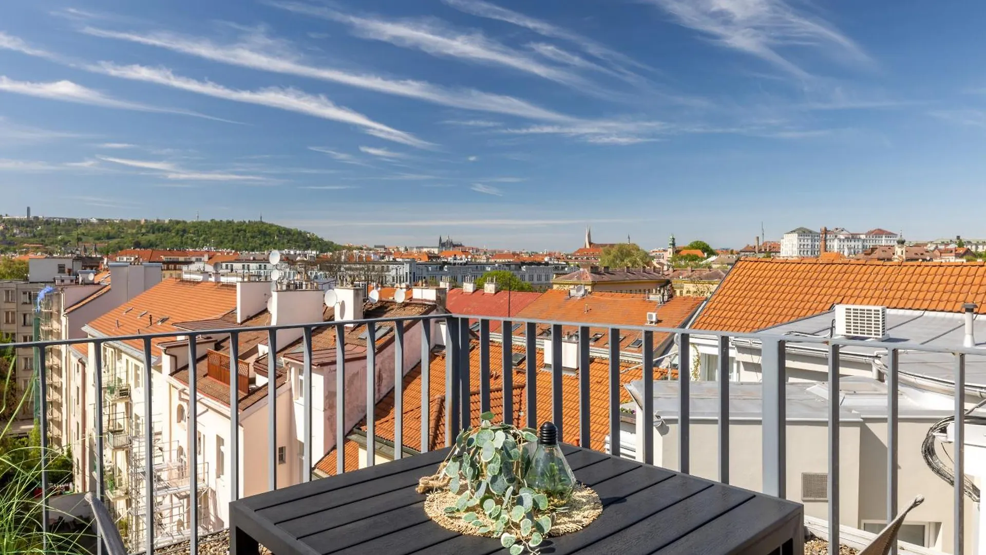 Peaceful & Cozy Living In Vysehrad With A Balcony Apartamento Praga